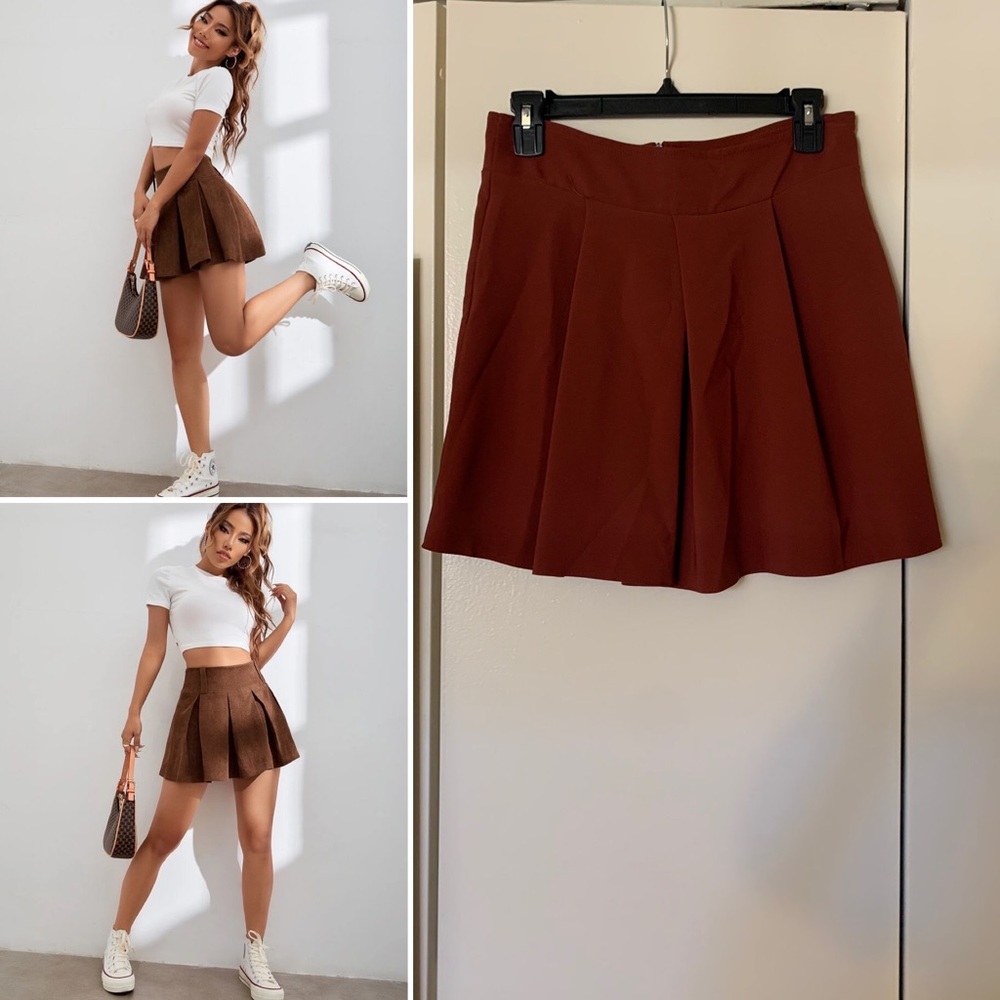 Short, pleated skirt in cinnamon colour.